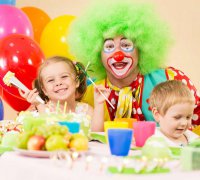 Для празднования детского праздника можно заказать клоуна на дом.