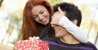 Что подарить парню на 23 февраля?