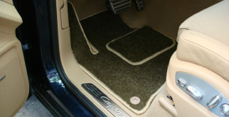 Выбираем автомобильные коврики: оригинальные и универсальные
