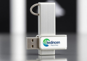 Флешки с логотипом на заказ: как выбрать брендированный USB, который действительно работает на ваш имидж