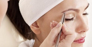 Проводим коррекцию бровей